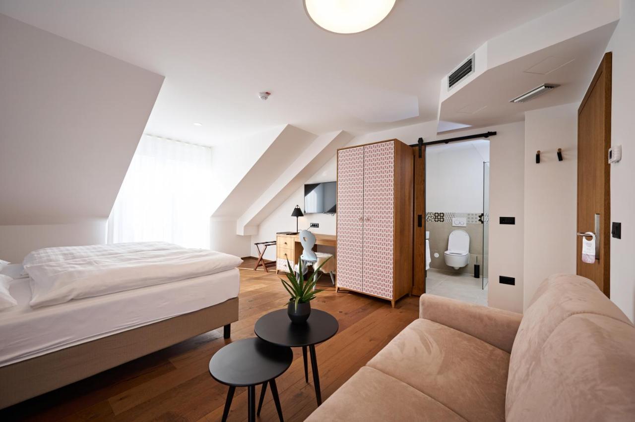 Hisa Ancka, Sencur - 3 Min To The Airport Hotel Ngoại thất bức ảnh